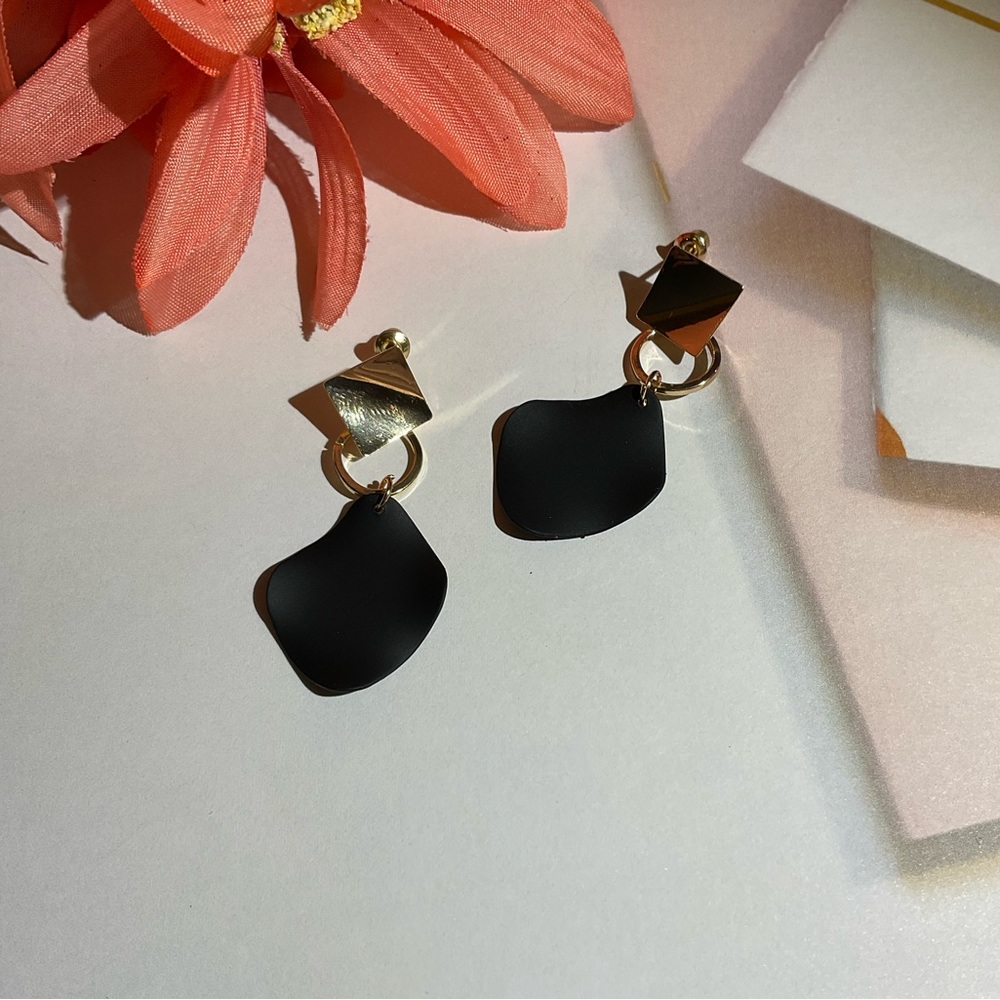 Black & Gold earrings - Picture 1 of 4